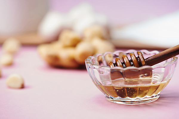 포토 JPG 스튜디오촬영 그릇 재료 실내 건강 사람없음 아웃포커스 건강관리 바이러스 감기 오브젝트 예방 천연 꿀 면역력 전염병 허니디퍼 환절기 분홍색배경 국내포토 식기 계절 분홍색 백그라운드 촬영기법 관리 내부 도구 질병 파일형식