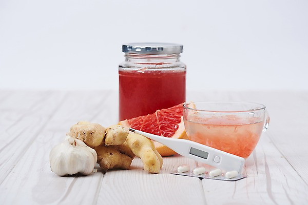 포토 JPG 스튜디오촬영 재료 실내 건강 마늘 사람없음 알약 건강관리 바이러스 차 온도계 체온계 감기 자몽 오브젝트 흰배경 예방 천연 생강 면역력 전염병 환절기 과일차 국내포토 계절 음료 백그라운드 채소 과일 관리 내부 차_음료 약 흰색 질병 파일형식