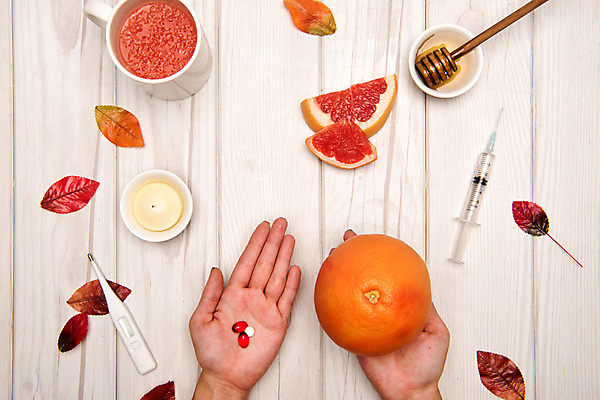 포토 JPG 스튜디오촬영 낙엽 재료 실내 건강 주사기 신체부위 하이앵글 알약 건강관리 양손 바이러스 온도계 체온계 감기 자몽 오브젝트 예방 나무바닥 천연 꿀 감기약 면역력 백신 예방접종 전염병 허니디퍼 환절기 플랫레이 국내포토 손 계절 뷰포인트 잎 과일 의학 의료기기 바닥 관리 사람 내부 약 도구 플랫 질병 접종 파일형식