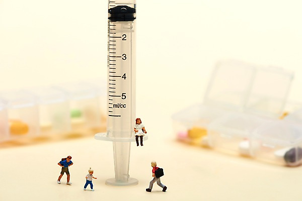 포토 JPG 스튜디오촬영 실내 건강 주사기 근접촬영 사람없음 건강관리 미니어처 바이러스 감기 오브젝트 예방 감기약 노약자 면역력 백신 예방접종 전염병 환절기 백신접종 부스터샷 위드코로나 국내포토 계절 뷰포인트 의학 의료기기 관리 내부 약 모형 질병 사회이슈 접종 파일형식