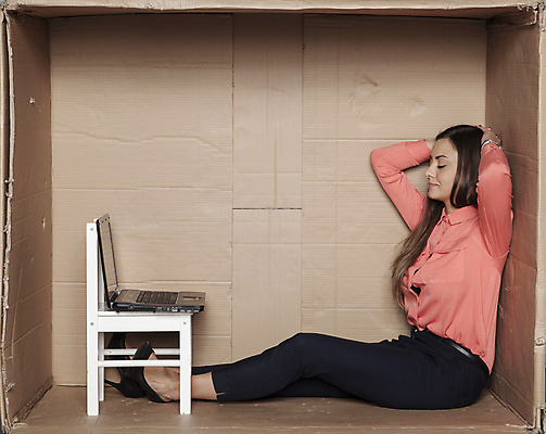 포토 JPG 해외이미지 전신 백인 여자 의자 한명 앉기 성인 옆모습 노트북 상자 사무실 업무 비즈니스우먼 갇힘 답답함 성인여자한명만 해외포토 서양인 1 뷰포인트 가구 비즈니스 모션 사람 전자제품 작업 직장인 감각 여자한명만 성인여자만 파일형식 이미지허브