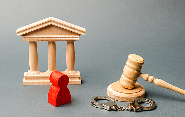 포토 JPG 해외이미지 회색배경 실내 사람없음 말_게임 범죄 범죄인 수갑 의사봉 재판 해외포토 백그라운드 내부 회색 게임 법 파일형식 이미지허브