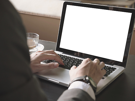 포토 JPG 해외이미지 직업 라이프스타일 손 디자인 남자 인터넷 비즈니스 통신 탁자 모바일 직장 사람 앉기 정장 사람없음 노트북 컴퓨터 사무실 디지털 스크린 공책 웹 공백 흰색 타이핑 키보드 업무 비즈니스맨 네트워크 닫기 커피잔 책상 해외포토 옷 커피 컬러 가구 회사 모션 문구용품 잔 생활 신체부위 전자제품 작업 직장인 파일형식 이미지허브