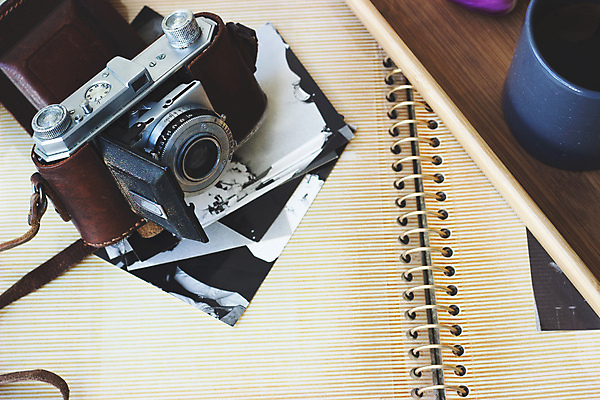 포토 JPG 해외이미지 백그라운드 탁자 추상 프레임 미술 취미 사람없음 목재 카메라 금속 검은색 사진촬영 장비 추위 수확 골동품 흰색 클래식 가죽 앨범 사진사 필름 향수 오브젝트 그림 복고 아날로그 고립 구식 옛날 스타일 해외포토 나무 컬러 가구 컨셉 무늬 농업 재료 재질 문화예술 전자제품 촬영 화장품 작가 파일형식 이미지허브