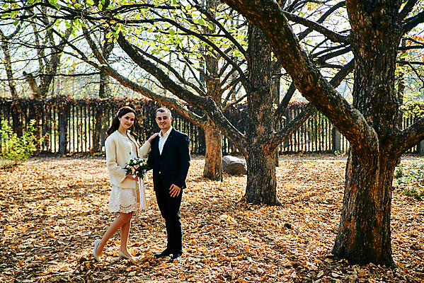 포토 JPG 해외이미지 백인 라이프스타일 커플 공원 여자 남자 딸 행복 결혼 2 가족 관계 자연 결혼식 엄마 남편 휴가 함께함 사랑 미소 사람 성인 야외 두명 여름 부모 흰색 축하 아내 아빠 해외포토 서양인 계절 공공시설 감정 컬러 컨셉 표정 이벤트 생활 생태계 파일형식 이미지허브