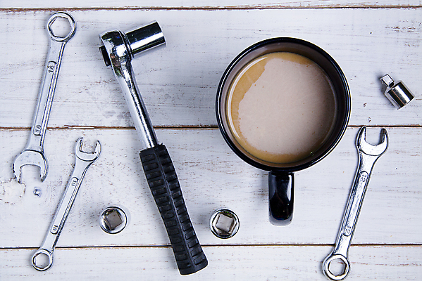 포토 JPG 해외이미지 직업 손 커피 음료 사람없음 컵 스마트폰 갈색 검은색 어둠 장비 머그컵 기구 공구 신선 뜨거움 기술자 엔지니어 수리 맛 아침식사 혼합 커피잔 굽기 철 서비스 반도체 아로마 향 통조림 에스프레소 공학 유지 반항 카페인 하드웨어 해외포토 식기 교육 컬러 컨셉 모션 잔 신체부위 핸드폰 스마트기기 컴퓨터 식사 도구 구이 파일형식 이미지허브