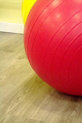 포토 JPG 해외이미지 모양 라이프스타일 스포츠 백그라운드 컨셉 요가 공 휴식 건강 사람없음 빨간색 파란색 컬러풀 운동 힘 장비 흰색 플라스틱 연습 오브젝트 체육관 고립 필라테스 해외포토 웰빙 컬러 재질 생활 파일형식 이미지허브