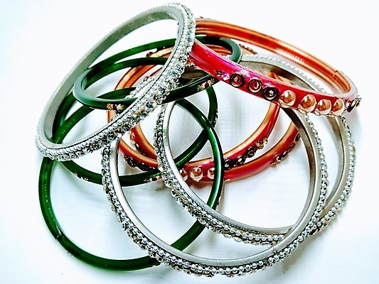 포토 JPG 해외이미지 전통 디자인 여자 아시아 문화 결혼 백그라운드 패턴 장신구 팔찌 결혼식 선물 미술 동양인 사람없음 장식 빛 컬러풀 노란색 유행 상점 금속 시장 황금 보석 인도인 질감 핸드메이드 스타일 해외포토 외국인 나라 컬러 무늬 재질 문화예술 사람 인종 이벤트 광석 파일형식 이미지허브