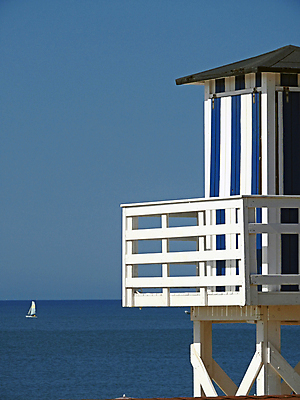 포토 JPG 해외이미지 바다 여행 하늘 휴가 경비 안전 풍경 사람없음 물 여름 탑 수영 긴급 도움 구출 보호 위험 서비스 보안 보험 sos 안전요원 헬프 생존 해외포토 자연요소 건축물 계절 컨셉 수상스포츠 구조요청 파일형식 이미지허브