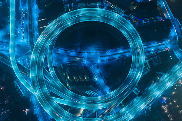 포토 JPG 해외이미지 아시아 도로 자동차 거리 안테나 나선형 사람없음 세로 파란색 빛 중국 도시 원형 고속도로 고리 상하이 야간 저녁 교차로 빛망울 드론 복잡 해외포토 자연요소 도형 나라 길 육상교통 컬러 컨셉 무늬 통신 교통시설 파일형식 이미지허브