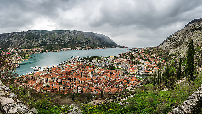 포토 JPG 해외이미지 구름 벽 바다 건축양식 자국 하늘 지붕 산 주택 안테나 파노라마 풍경 사람없음 건물 빨간색 도시풍경 성당 교회 항구 어둠 도시 만 중세 역사 재산 정상 지중해 타일 타운 몬테네그로 발칸반도 옛날 폭풍우 해외포토 자연요소 건축물 건축 컬러 통신 종교건축 교통시설 촬영기법 금융 비_날씨 자연재해 파일형식 이미지허브