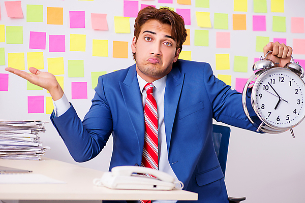 포토 JPG 해외이미지 남자 시계 컨셉 비즈니스 직장 한명 들기 정장 상반신 성인 사무실 손들기 쪽지 시간 업무 작업 비즈니스맨 좌절 가득함 포스트잇 바쁨 입내밀기 성인남자한명만 해외포토 1 옷 감정 회사 모션 사람 메모지 직장인 남자한명만 성인남자만 파일형식 이미지허브