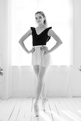 포토 JPG 해외이미지 전신 백인 여자 허리손 흑백 실내 한명 서기 사람 성인 앞모습 다리꼬기 우아함 발레 발레리나 발레복 성인여자한명만 해외포토 서양인 1 옷 뷰포인트 포즈 컨셉 모션 촬영기법 내부 춤 여자한명만 성인여자만 파일형식 이미지허브
