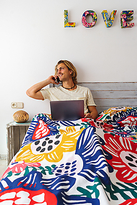 포토 JPG 해외이미지 직업 학생 라이프스타일 응시 교육 남자 인터넷 학교 아침 모바일 아파트 주택 실내 대화 한명 안전 사람 앉기 소년 내부 책 노트북 스마트폰 컴퓨터 청춘 금발 독서 방 정보 침대 작업 교과서 준비 대학교 온라인 프로젝트 혼자 해외포토 주간 1 헤어스타일 시선 어린이 가구 컨셉 모션 교재 말하기 건물 생활 전자제품 핸드폰 스마트기기 파일형식 이미지허브