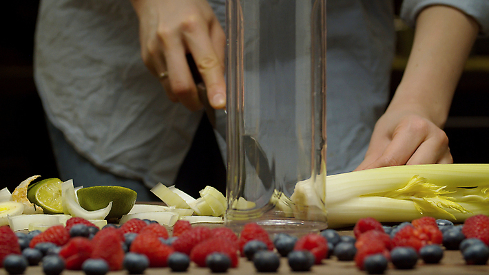 포토 JPG 해외이미지 라이프스타일 여자 열매 음료 음식 컨셉 다이어트 채소 과일 주택 건강 관리 요리 사람 사람없음 내부 초록색 주방 기계 에너지 공구 칼 닫기 몸무게 자르기 먹기 준비 에코 유기농 블루베리 만들기 산딸기 라임 성분 스무디 영양분 적자 채식주의자 해외포토 식물 웰빙 컬러 모션 건물 생활 환경 도구 채식 파일형식 이미지허브