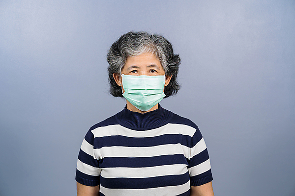 포토 JPG 해외이미지 할머니 얼굴 주택 건강 가면 마스크 한명 안전 동양인 건강관리 고통 입 수비 수술 호흡기관 바이러스 보호 질병 사회이슈 공포 박테리아 고립 돌봄 위생관리 인플루엔자 카피스페이스 해외포토 1 여자 노년 감정 컨셉 의학 모션 관리 사람 인종 건물 신체부위 치료 공백 장기_의학 파일형식 이미지허브