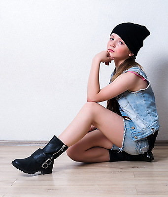 포토 JPG 해외이미지 백인 모델 라이프스타일 응시 드레스 여자 행복 얼굴 벽 포즈 백그라운드 부츠 한명 사람 앉기 10대 치마 금발 유행 흰색 시원함 스웨터 스타일 힙스터 해외포토 서양인 1 헤어스타일 시선 옷 패션 감정 컬러 신발 상의 모션 청소년 하의 생활 신체부위 파일형식 이미지허브