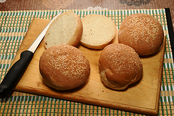 포토 JPG 해외이미지 음식 채소 탁자 샌드위치 요리 사람없음 햄버거 유기농 머핀 번 치즈버거 해외포토 웰빙 빵 가구 패스트푸드 파일형식 이미지허브