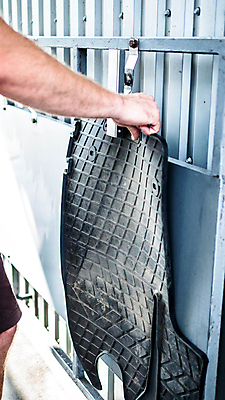 포토 JPG 해외이미지 손 자동차 매달리기 집게 야외 신체부위 매트 잡기 세차 발매트 해외포토 육상교통 모션 사람 파일형식 이미지허브