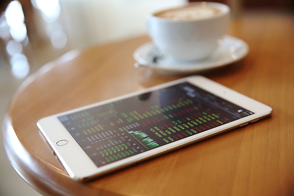 포토 JPG 해외이미지 탁자 그래프 사람없음 아웃포커스 태블릿 주식 커피잔 분석 투자 마케팅 해외포토 커피 가구 컨셉 비즈니스 잔 촬영기법 금융 전자제품 스마트기기 파일형식 이미지허브