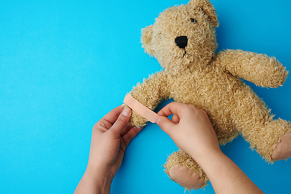 포토 JPG 해외이미지 손 신체부위 치료 파란색 갈색 곰인형 반창고 붙이기 해외포토 인형 컬러 의학 모션 사람 의료용품 파일형식 이미지허브