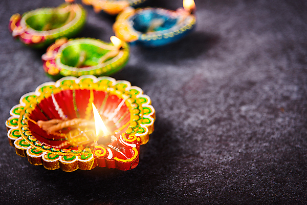 포토 JPG 해외이미지 전통 꽃 행복 종교 문화 백그라운드 밥 불 휴가 바닥 기념 폭죽 따뜻함 미술 사람없음 파란색 빛 컬러풀 검은색 축제 어둠 램프 축하 인사 정상 야간 인도인 문학 머리위 점토 고립 광 등잔 콘크리트 힌두교 해외포토 자연요소 외국인 식물 감정 음식 컬러 컨셉 문화예술 조명 동양인 예절 파일형식 이미지허브