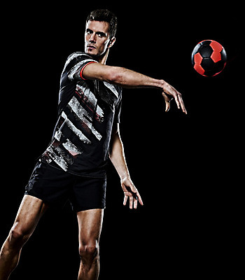 포토 JPG 해외이미지 백인 남자 스포츠 검은배경 실내 한명 상반신 성인 핸드볼 핸드볼선수 핸드볼공 성인남자한명만 해외포토 서양인 1 백그라운드 공 운동선수 사람 내부 구기 검은색 남자한명만 성인남자만 파일형식 이미지허브