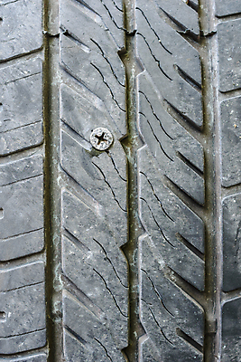 포토 JPG 해외이미지 자동차 사람없음 손상 나사 못 바퀴 플랫 수리 닫기 역 사건 방향 서비스 타이어 밟기 스파이크 나쁜 자동 해외포토 육상교통 컨셉 교통시설 모션 공구 파일형식 이미지허브