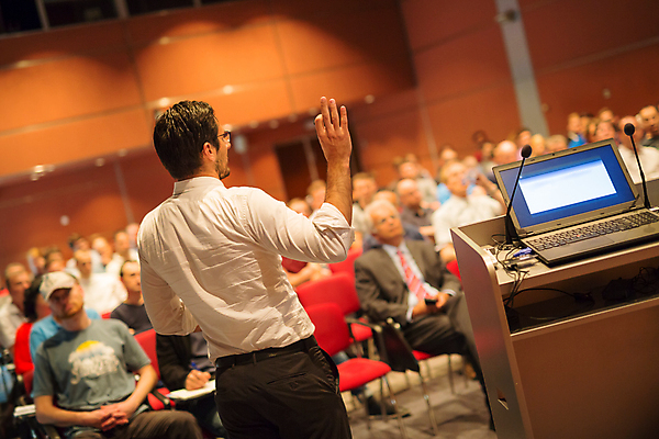 포토 JPG 해외이미지 남자 실내 앉기 여러명 상반신 성인 뒷모습 아웃포커스 손들기 비즈니스맨 군중 강의 강당 단상 세미나 성인남자만 해외포토 뷰포인트 다수 비즈니스 모션 촬영기법 사람 내부 직장인 남자만 성인만 파일형식 이미지허브