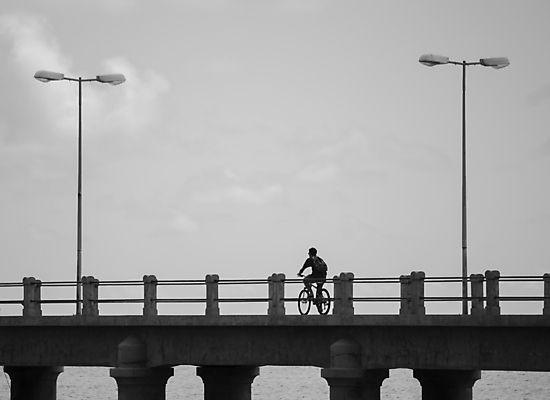 포토 JPG 해외이미지 라이프스타일 실루엣 도로 여행 백그라운드 가로등 건축양식 휴식 전등 거리 건강 사람 풍경 사람없음 야외 울타리 운동 자전거 검은색 흰색 램프 도시 바퀴 정상 그늘 파열 건너기 바이킹 강조 해외포토 공공시설 건축 길 컬러 컨셉 교통시설 모션 조명 촬영기법 생활 담장 바이크 파일형식 이미지허브