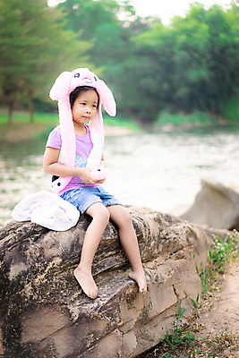 포토 JPG 해외이미지 라이프스타일 여자 행복 아시아 어린이 백그라운드 자연 한명 앉기 동양인 야외 초록색 강 컬러풀 맑음 흰색 인사 신선 우아함 만족 내추럴 해외포토 1 감정 나라 컬러 컨셉 모션 날씨 사람 인종 생활 예절 생태계 파일형식 이미지허브