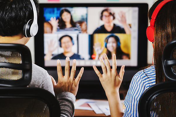 포토 JPG 해외이미지 남자 행복 통신 태국 대화 미소 동양인 여러명 성인 노트북 컴퓨터 디지털 헤드폰 우정 직장인 비즈니스맨 비즈니스우먼 토론 멀리 동영상 온라인강의 콜라보레이션 웨비나 해외포토 직업 여자 감정 아시아 음향기기 다수 비즈니스 표정 말하기 사람 인종 친구 전자제품 강의 세미나 파일형식 언택트 이미지허브