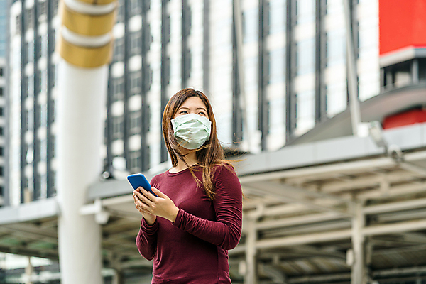 포토 JPG 해외이미지 손 여행 교통시설 가면 한명 사람 동양인 스마트폰 핸드폰 건강관리 스크린 중국 고통 열 뉴스 바이러스 어플리케이션 보호 질병 위험 생물학 감염 전염 보여주기 알레르기 기침 소프트웨어 인플루엔자 전염병 증상 항생제 해외포토 1 교육 감정 아시아 교통 컨셉 의학 모션 건강 관리 인종 신체부위 전자제품 스마트기기 약 시설 파일형식 이미지허브