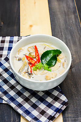 포토 JPG 해외이미지 아시아 태국 고추 탁자 요리 사람없음 목재 빨간색 초록색 파란색 갈색 식사 저녁식사 치킨 버섯 우유 식탁보 흰색 신선 사발 고수 아침식사 수프 레몬 냅킨 지역 코코넛 카레 점심식사 영양분 해외포토 나무 나라 음식 컬러 가구 채소 과일 재료 유제품 사기그릇 향신료 닭고기요리 파일형식 이미지허브