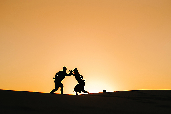 포토 JPG 해외이미지 여자 남자 행복 실루엣 포즈 가족 휴가 성인 야외 두명 일몰 성인만 해외포토 감정 관계 촬영기법 사람 노을 파일형식 이미지허브