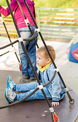 포토 JPG 해외이미지 백인 라이프스타일 응시 공원 행복 감정 아들 초등학생 어린이 장난 자연 놀이 건강 사람 소년 야외 두명 캐주얼 햇빛 아기 놀이터 긍정 걸음마 천진난만 해외포토 서양인 학생 시선 옷 공공시설 남자 컨셉 가족 모션 생활 태양 생태계 파일형식 이미지허브