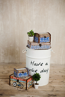 포토 JPG 해외이미지 디자인 옷 꽃 산업 줄 백그라운드 장신구 탁자 미술 취미 사람없음 목재 세트 상자 컬러풀 유행 수확 공구 직물 면 그룹 실 바느질 오브젝트 땀 롤 실타래 자수 수공예 재단 재단사 골무 옛날 장식함 해외포토 나무 식물 직업 컬러 가구 농업 재료 문화예술 도구 공예 파일형식 이미지허브