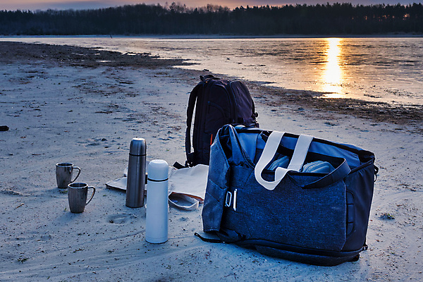 포토 JPG 해외이미지 구름 라이프스타일 커피 모래 바다 섬 여행 백그라운드 컨셉 가방 배낭 자연 하늘 휴가 휴식 풍경 사람없음 야외 물 파란색 여행객 카메라 일몰 트래킹 장비 자유 탐험 바위 은색 모험가 사진사 배낭여행 네덜란드 기어 짐싸기 백패커 항목 해외포토 자연요소 잡화 유럽 음료 컬러 레저 사람 생활 전자제품 노을 돌_바위 작가 생태계 파일형식 이미지허브