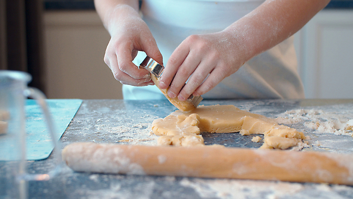포토 JPG 해외이미지 백인 교육 행복 어린이 음식 가정 디저트 실내 요리 한명 사람없음 인테리어 쿠키 귀여움 주방 요리사 식사 앞치마 화목 기쁨 빵집 작업 닫기 달콤 굽기 준비 반죽 만들기 긍정 밀가루 제빵사 천진난만 페스츄리 해외포토 서양인 직업 1 디자인 감정 빵 컨셉 모션 사람 내부 상점 맛 가루 구이 파일형식 이미지허브