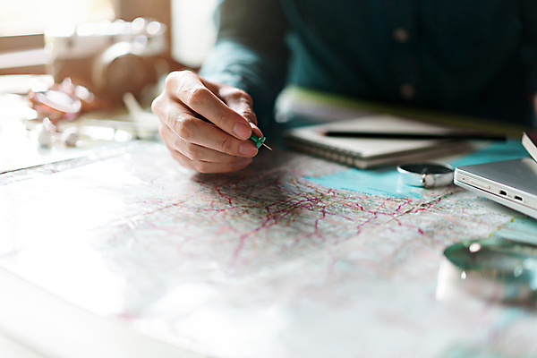 포토 JPG 해외이미지 백인 라이프스타일 손 커플 응시 종이 여행 백그라운드 컨셉 지도 비즈니스 장신구 탁자 모바일 휴가 함께함 실내 사람 사람없음 목재 스마트폰 핸드폰 세계 여행객 카메라 가리킴 플랫 계획 정상 모험가 여권 보여주기 대패 해외포토 서양인 나무 시선 가구 재료 관계 모션 손짓 내부 생활 신체부위 전자제품 스마트기기 파일형식 이미지허브