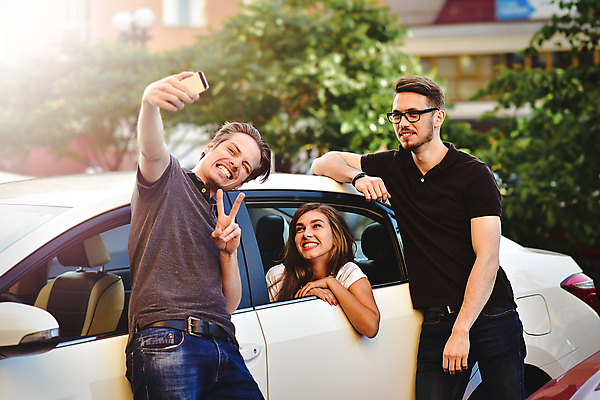 포토 JPG 해외이미지 백인 라이프스타일 여자 남자 행복 백그라운드 관계 자동차 거리 3 말하기 대화 웃음 사람 앉기 성인 야외 세명 친구 놀람 우정 도시 그룹 정상 시원함 만족 소셜 우수 인기 자동 채팅 해외포토 서양인 감정 육상교통 모션 표정 생활 절기 파일형식 이미지허브