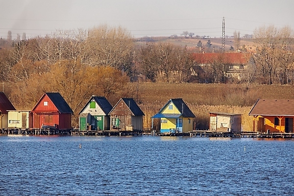 포토 JPG 해외이미지 나무 호수 여행 백그라운드 겨울 자연 하늘 휴가 휴식 주택 풍경 사람없음 야외 건물 목재 물 파란색 평화 연못 작음 시골집 헝가리 해외포토 자연요소 식물 건축물 계절 컬러 컨셉 재료 크기 생태계 동유럽 파일형식 이미지허브