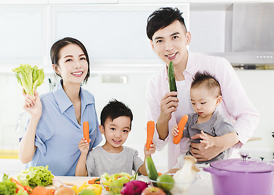 포토 JPG 해외이미지 아들 어린이 음식 채소 과일 엄마 남편 주택 실내 건강 요리 웃음 사람 동양인 소년 여러명 초록색 주방 중국 샐러드 아내 아빠 먹기 보여주기 건강식 해외포토 남자 아시아 컬러 다수 가족 모션 표정 인종 내부 건물 파일형식 이미지허브