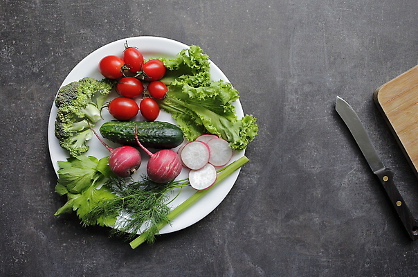 포토 JPG 해외이미지 접시 식재료 방울토마토 오이 실내 사람없음 하이앵글 칼 상추 브로콜리 허브 건강식 나무도마 적환무 해외포토 식물 식기 음식 뷰포인트 토마토 채소 도마 내부 목재 무 파일형식 이미지허브