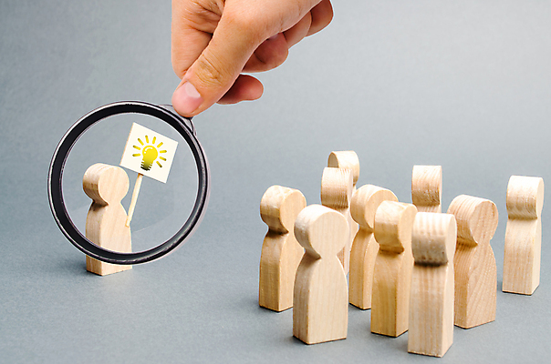 포토 JPG 해외이미지 손 생각 비즈니스 회색배경 돋보기 아이디어 실내 들기 신체부위 관찰 말_게임 확대 해외포토 백그라운드 컨셉 모션 사람 내부 회색 게임 파일형식 이미지허브