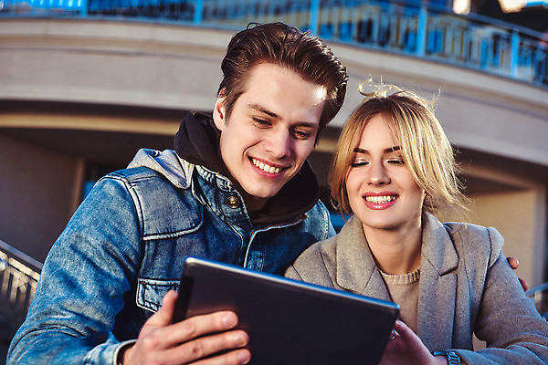 포토 JPG 해외이미지 백인 학생 라이프스타일 커플 응시 행복 여행 2 인터넷 데이트 관계 상상 휴가 미래 거리 함께함 미소 웃음 사람 앉기 야외 두명 여름 친구 컴퓨터 알약 유행 도시 정상 공상 타운 인기 해외포토 서양인 시선 계절 감정 컨셉 모션 표정 생활 전자제품 약 파일형식 이미지허브