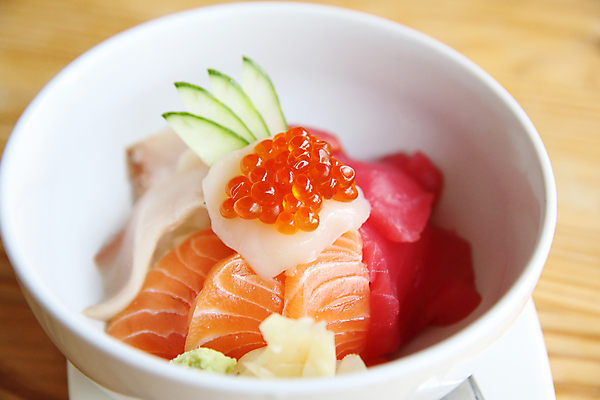 포토 JPG 해외이미지 그릇 오이 실내 사람없음 덮밥 연어알 일본음식 나무배경 연어덮밥 해외포토 식기 음식 백그라운드 채소 내부 알 파일형식 이미지허브