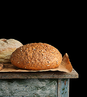 포토 JPG 해외이미지 검은배경 실내 사람없음 호밀빵 나무탁자 종이호일 해외포토 빵 백그라운드 탁자 내부 검은색 파일형식 이미지허브