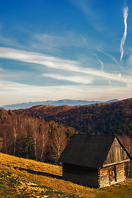 포토 JPG 해외이미지 주간 나무 구름 산 사람없음 야외 가을풍경 숲 오두막 루마니아 해외포토 자연요소 식물 유럽 풍경 파일형식 가을_계절 이미지허브