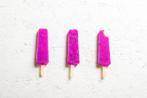 포토 JPG 해외이미지 열매 음식 분홍색 백그라운드 잎 과일 재료 딸기 아이스크림 디저트 건강 3 사람없음 빨간색 초록색 여름 빛 얼음 블록 추위 흰색 신선 막대기 달콤 맛 정상 시원함 먹기 민트 허브 상쾌 서리 봉 팝 핸드메이드 카피스페이스 비건 해외포토 자연요소 식물 계절 감정 컬러 컨셉 모션 공백 채식주의자 파일형식 이미지허브